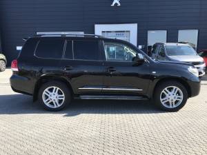 Toyota Land Cruiser 200  diesel Levice3